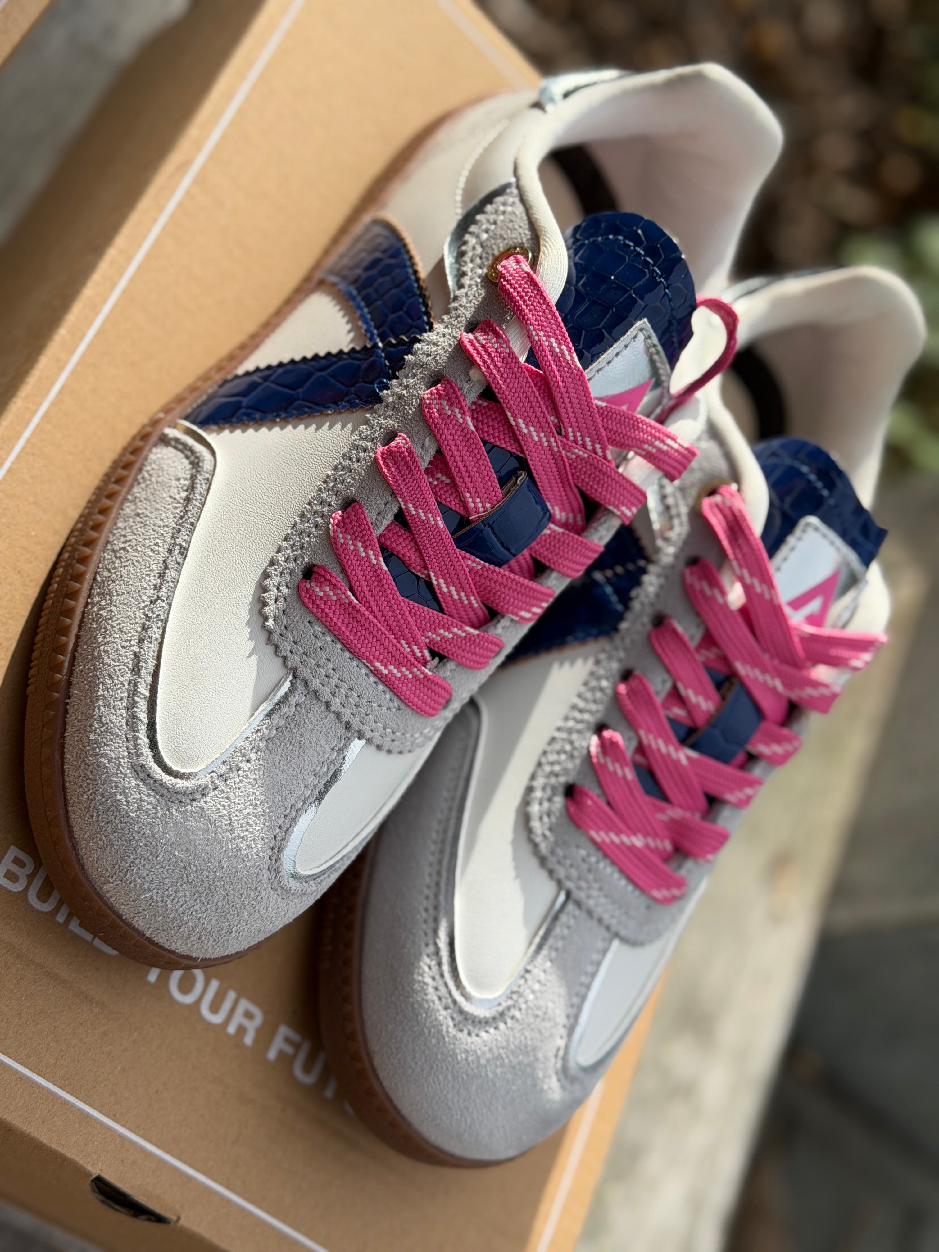 Elite Classic - White /Navy Croc/Sliver