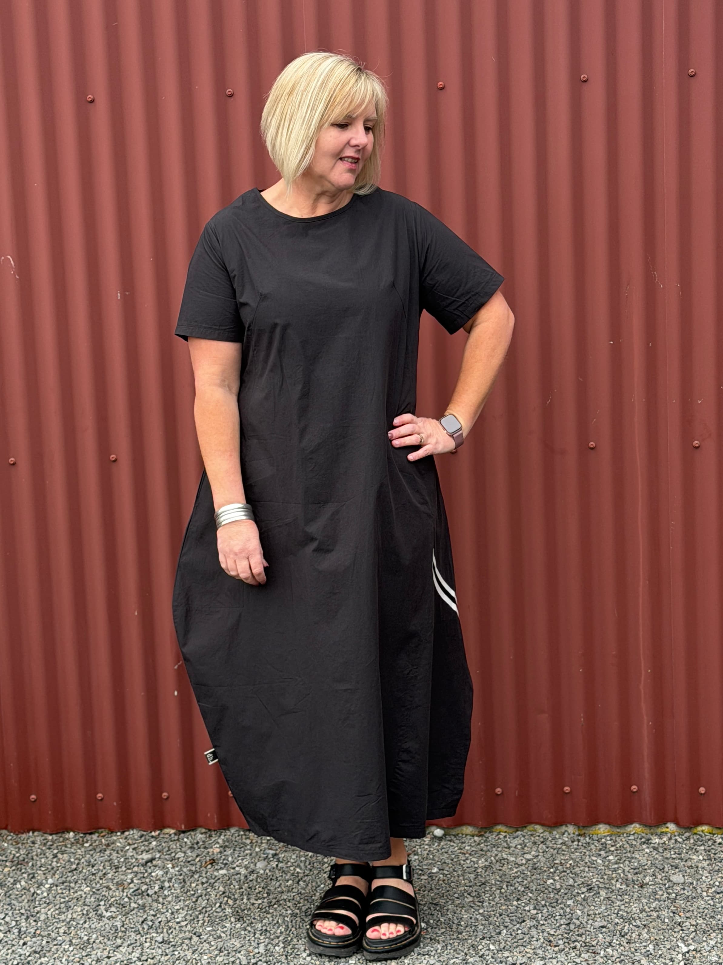 Relaxed and sculptural with soft shaping through the body. Featuring angled seam detailing, inset pockets, and subtle cocoon shaping that creates beautiful movement when worn. Finished with soft back elastic adjustable detailing for gentle shape and an effortless everyday feel with edge.
Designed in New Zealand for real women.

Fabric&nbsp; - Cotton