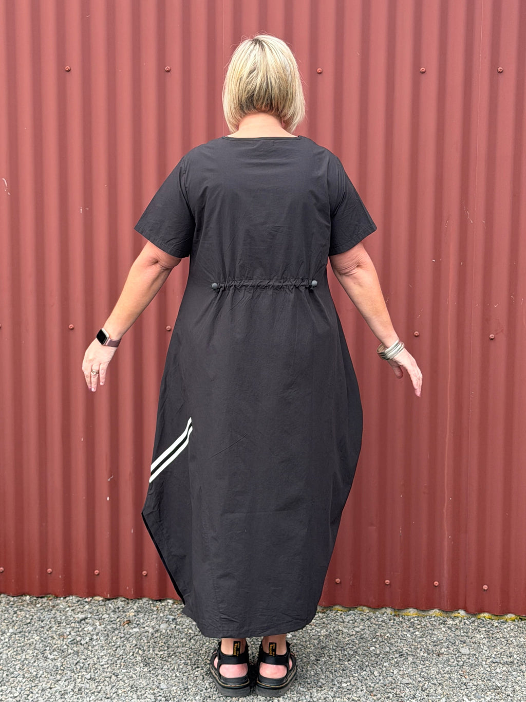 Relaxed and sculptural with soft shaping through the body. Featuring angled seam detailing, inset pockets, and subtle cocoon shaping that creates beautiful movement when worn. Finished with soft back elastic adjustable detailing for gentle shape and an effortless everyday feel with edge.
Designed in New Zealand for real women.

Fabric- Cotton