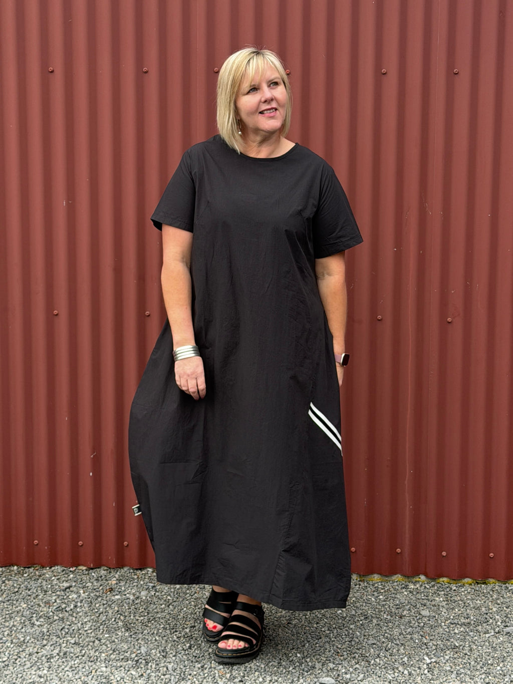Relaxed and sculptural with soft shaping through the body. Featuring angled seam detailing, inset pockets, and subtle cocoon shaping that creates beautiful movement when worn. Finished with soft back elastic adjustable detailing for gentle shape and an effortless everyday feel with edge.
Designed in New Zealand for real women.

Fabric- Cotton