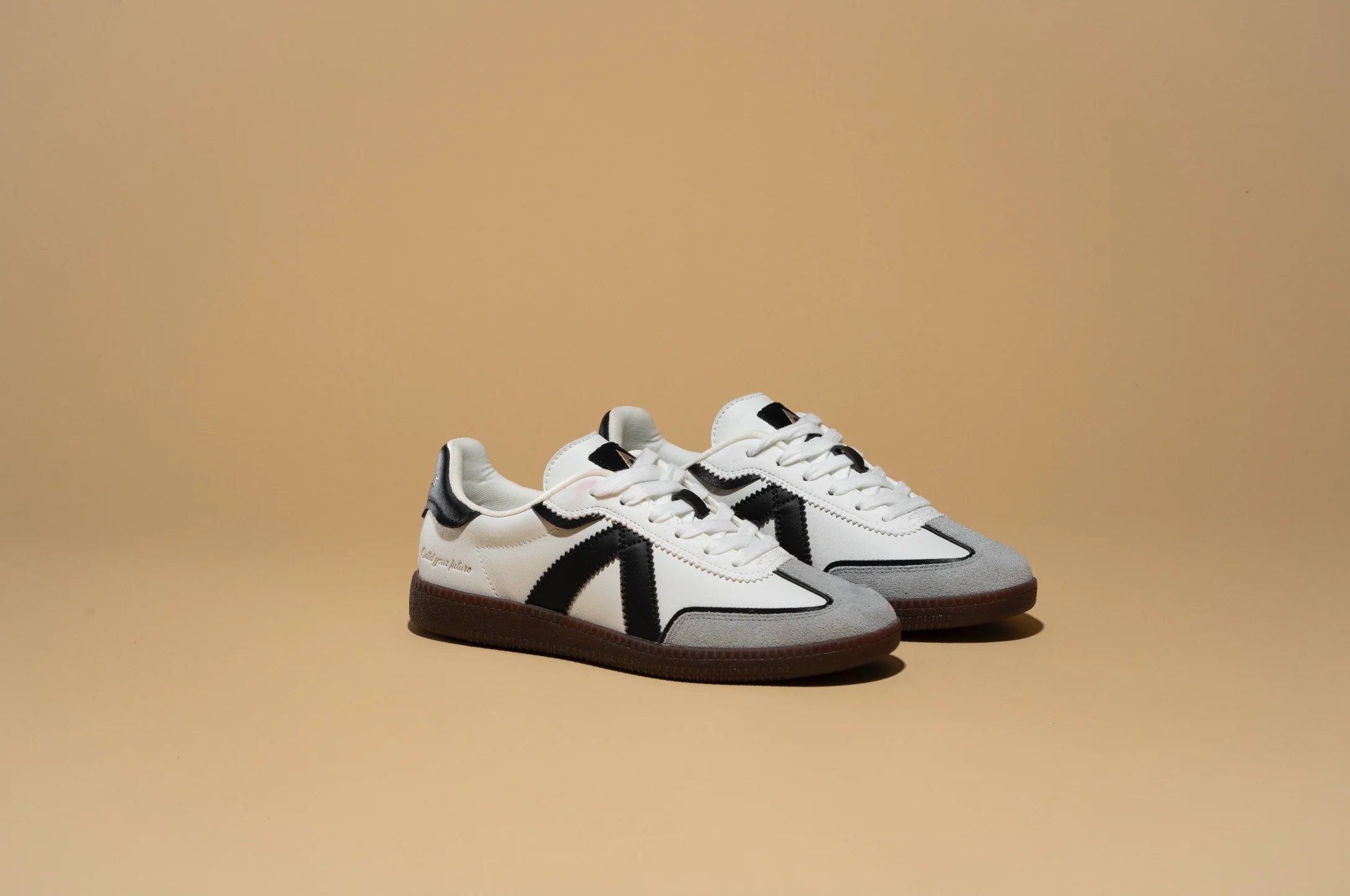 Elite Classic - White Black DK Gum