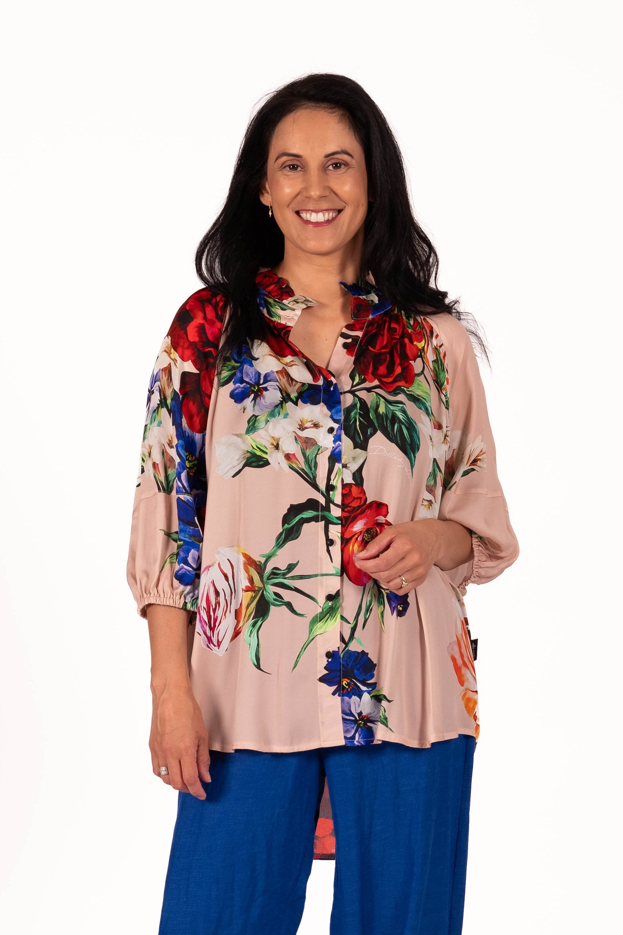 The Soft blush tones are brought to life with vibrant oversized florals in rich reds, cobalt blues, and warm coral hues. The floaty fabric gives this print a romantic, painterly feel with beautiful movement and a fresh feminine look in this shirt 
