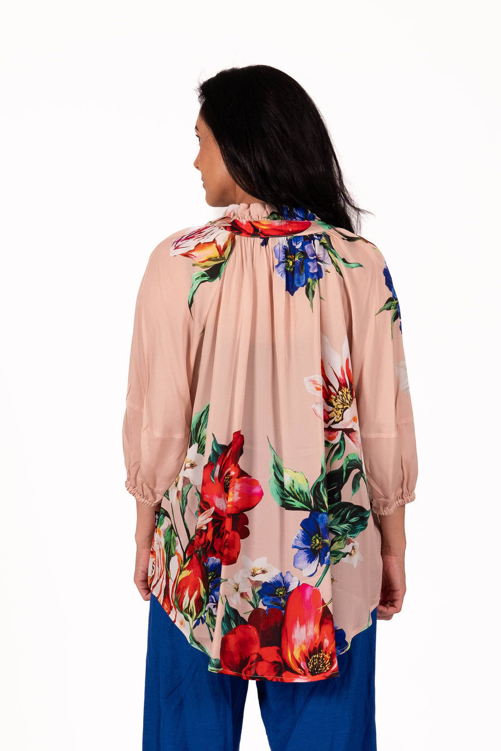 The Soft blush tones are brought to life with vibrant oversized florals in rich reds, cobalt blues, and warm coral hues. The floaty fabric gives this print a romantic, painterly feel with beautiful movement and a fresh feminine look in this shirt 