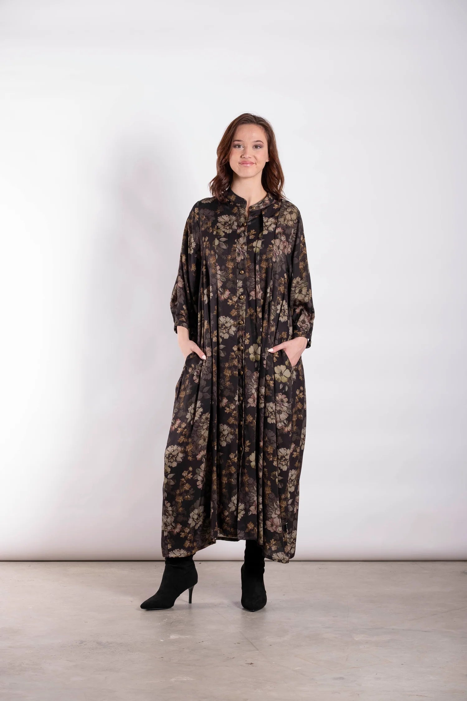 The Desire Dress features gentle shaping through the body and subtle pleat detailing at the front, the Desire Dress offers beautiful movement while maintaining a clean, elegant look. Fabric : Tencel By Deeanne Hobbs 