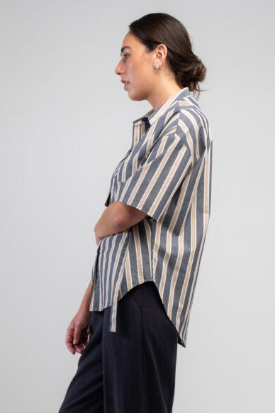 The Obi Diva Stripe Shirt is crafted from 100% cotton in a relaxed boyfriend fit, featuring flattering vertical stripes in navy, stone and soft grey with stylish pocket and tab detailing.
Finished with a classic collar, button-through front and curved hem for an effortlessly modern look. Sizes 14–22.