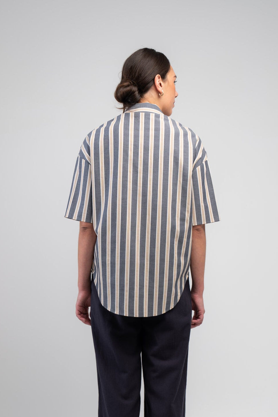 The Obi Diva Stripe Shirt is crafted from 100% cotton in a relaxed boyfriend fit, featuring flattering vertical stripes in navy, stone and soft grey with stylish pocket and tab detailing.
Finished with a classic collar, button-through front and curved hem for an effortlessly modern look. Sizes 14–22.