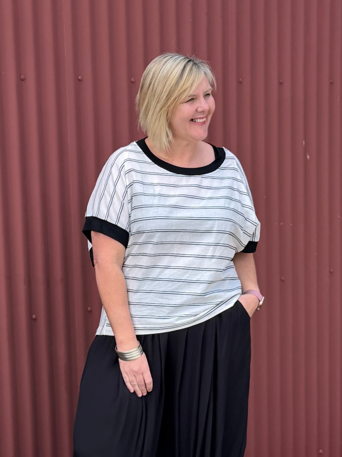The Finns striped tee showcases a refined striped design that is both intricate and highly effective in its simplicity.  Fabric :71% Cotton / 29% Linen By OBI