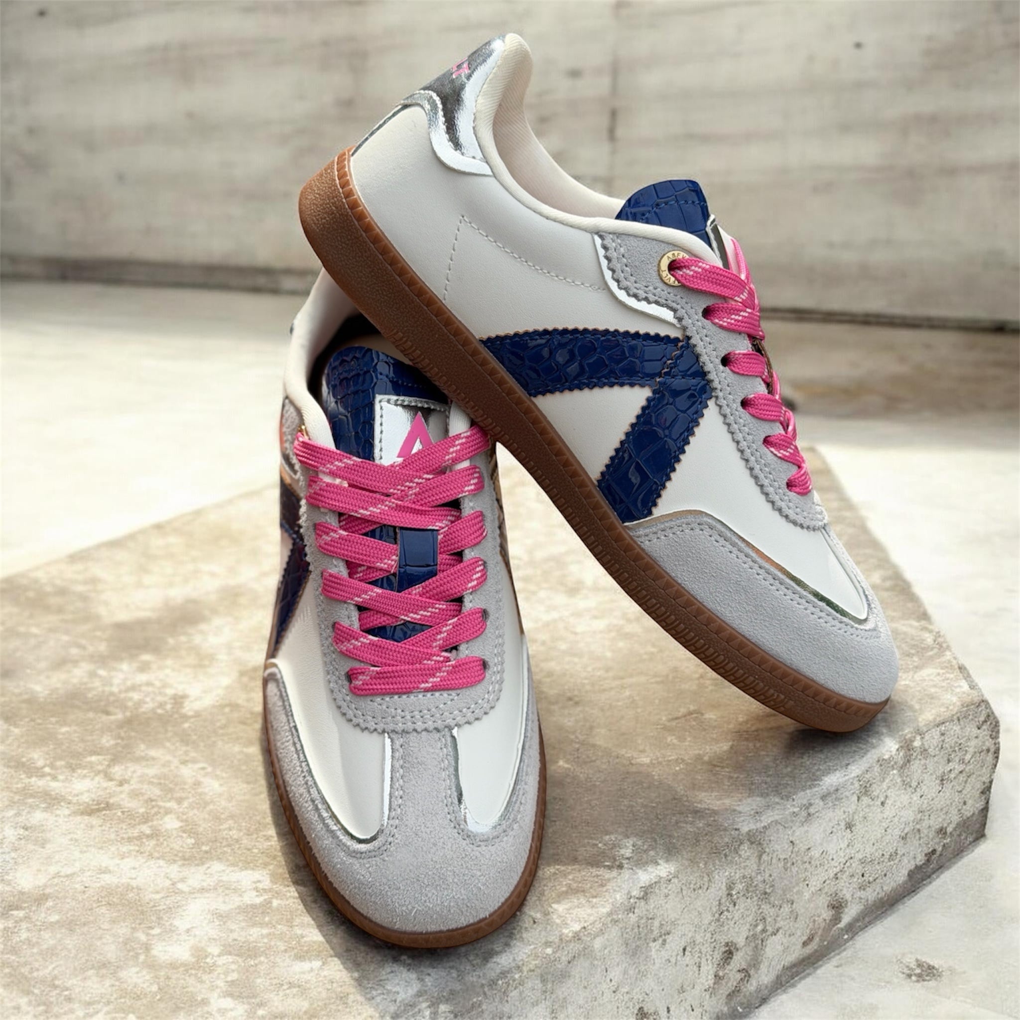 Elite Classic - White /Navy Croc/Sliver