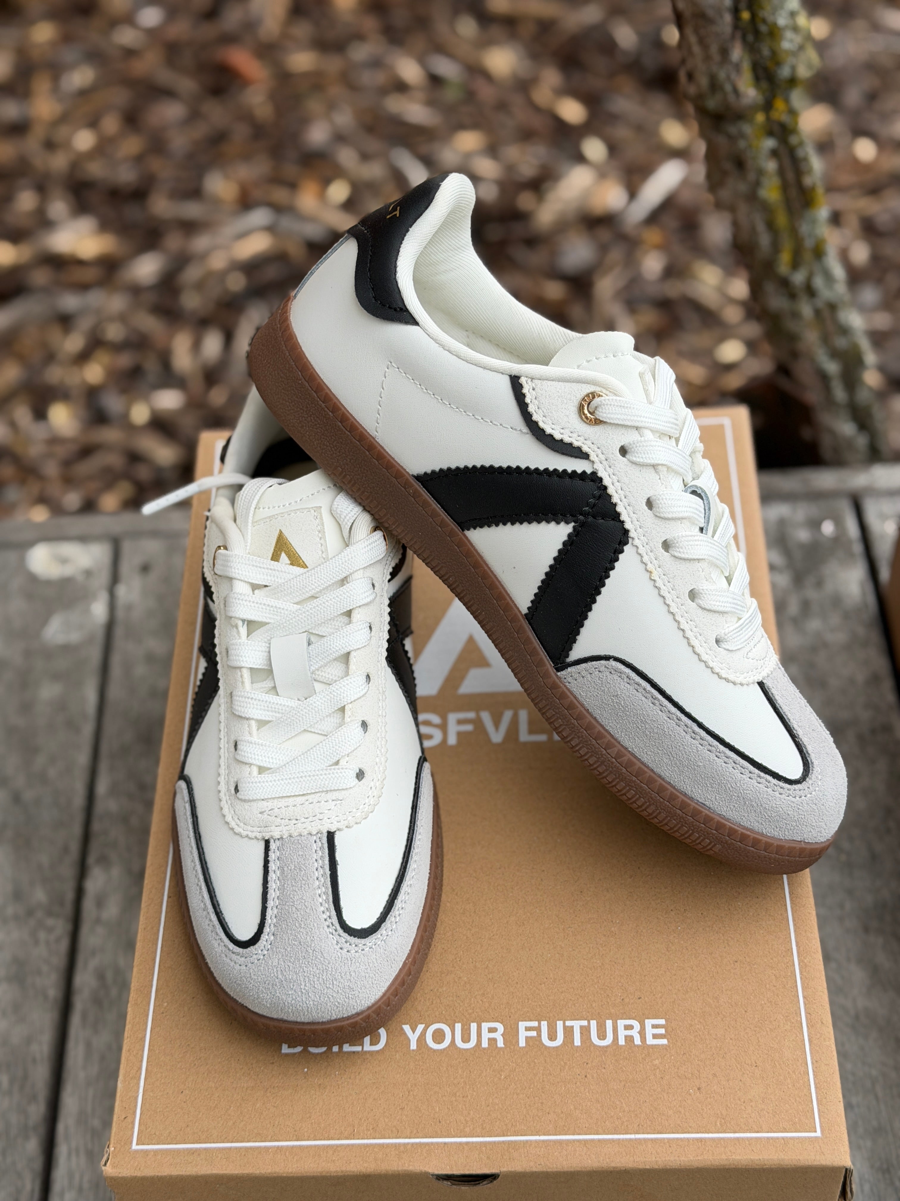 Elite Classic - White Black DK Gum