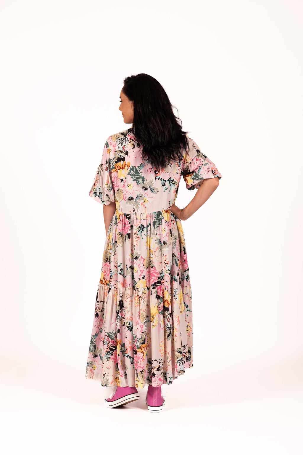 Soft painterly florals and washed pastel tones give this dress a dreamy romantic feel. Light and flowing with an easy drape, it has a relaxed feminine look that feels effortless and fresh. 