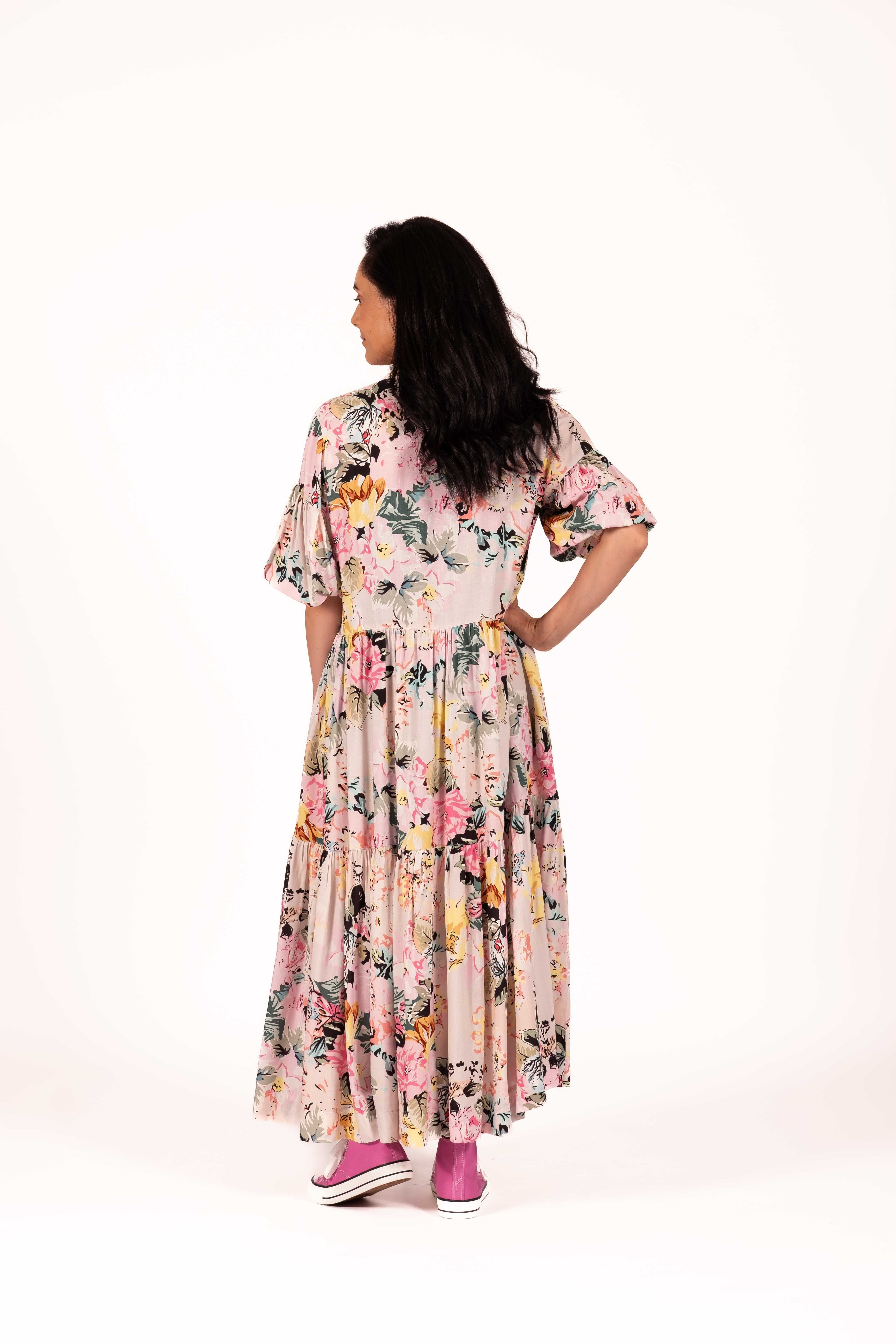 Soft painterly florals and washed pastel tones give this dress a dreamy romantic feel. Light and flowing with an easy drape, it has a relaxed feminine look that feels effortless and fresh. 
