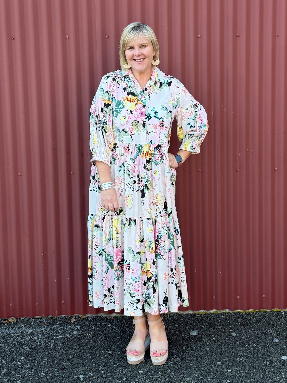 Soft painterly florals and washed pastel tones give this dress a dreamy romantic feel. Light and flowing with an easy drape, it has a relaxed feminine look that feels effortless and fresh. 