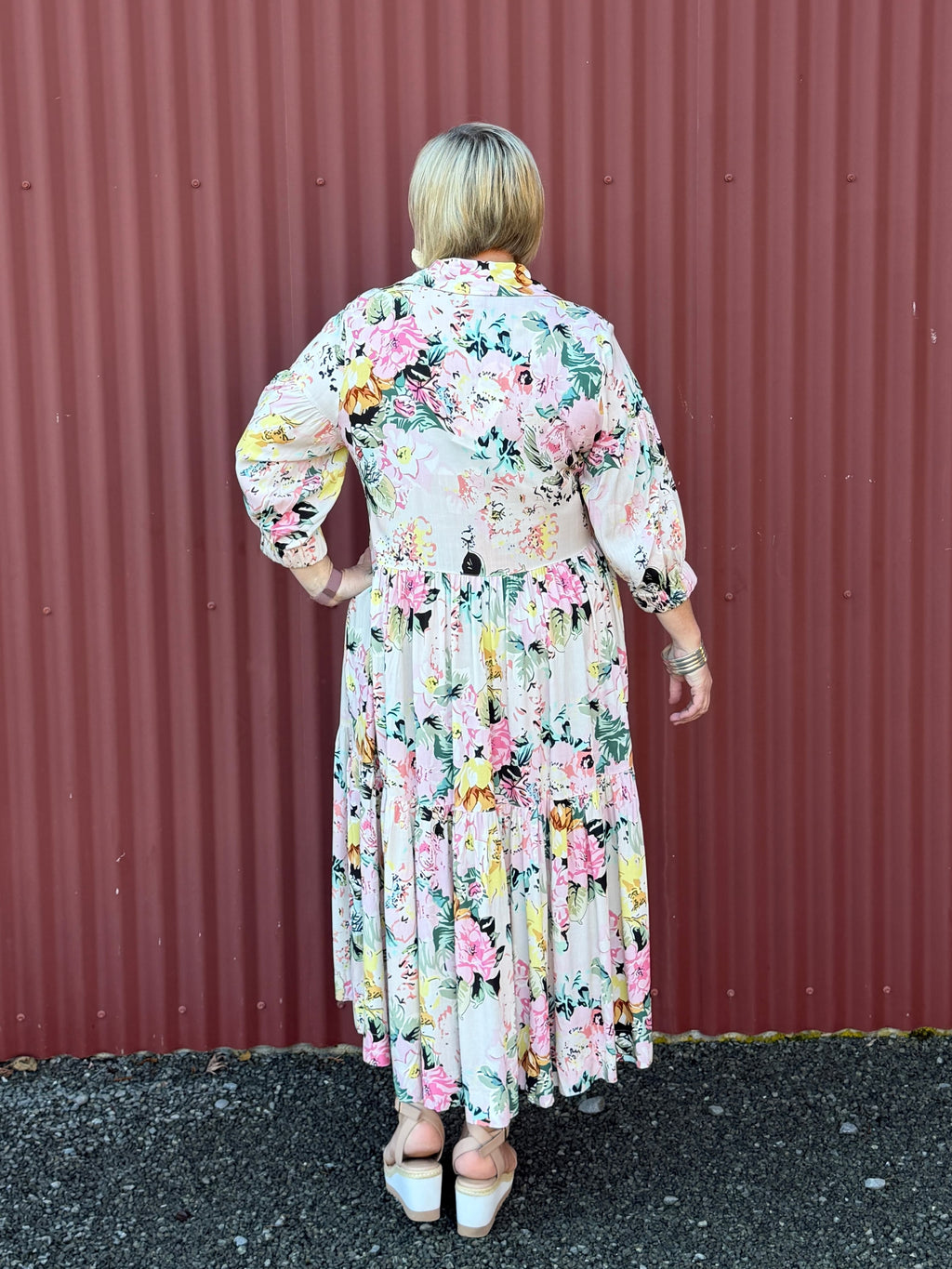 Soft painterly florals and washed pastel tones give this dress a dreamy romantic feel. Light and flowing with an easy drape, it has a relaxed feminine look that feels effortless and fresh. 
