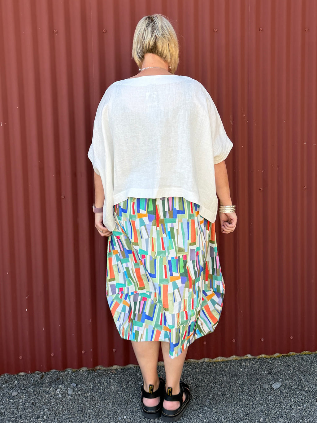 A gorgeous, easy-to-wear midi skirt featuring a vibrant abstract stripe print. Complete with an elasticated waistband, relaxed fit, and practical feature pockets.