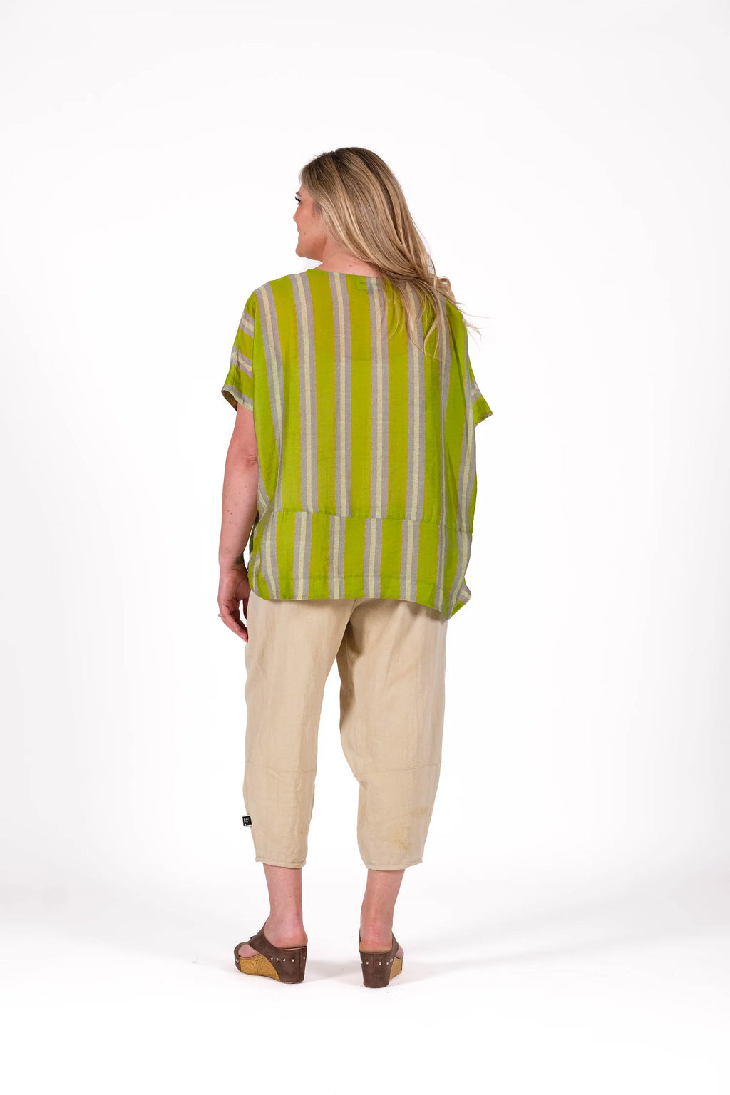 Relaxed and modern with soft sculptural shaping through the body. Featuring an easy oversized fit, clean wide sleeves, curved seam detailing, and subtle back shaping that creates beautiful drape when worn. An effortless everyday piece with understated edge and comfort.
Designed in New Zealand for real women.
