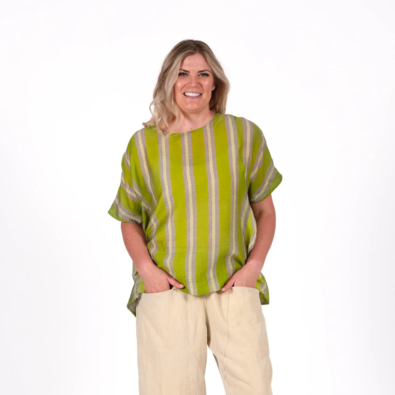 Relaxed and modern with soft sculptural shaping through the body. Featuring an easy oversized fit, clean wide sleeves, curved seam detailing, and subtle back shaping that creates beautiful drape when worn. An effortless everyday piece with understated edge and comfort.
Designed in New Zealand for real women.