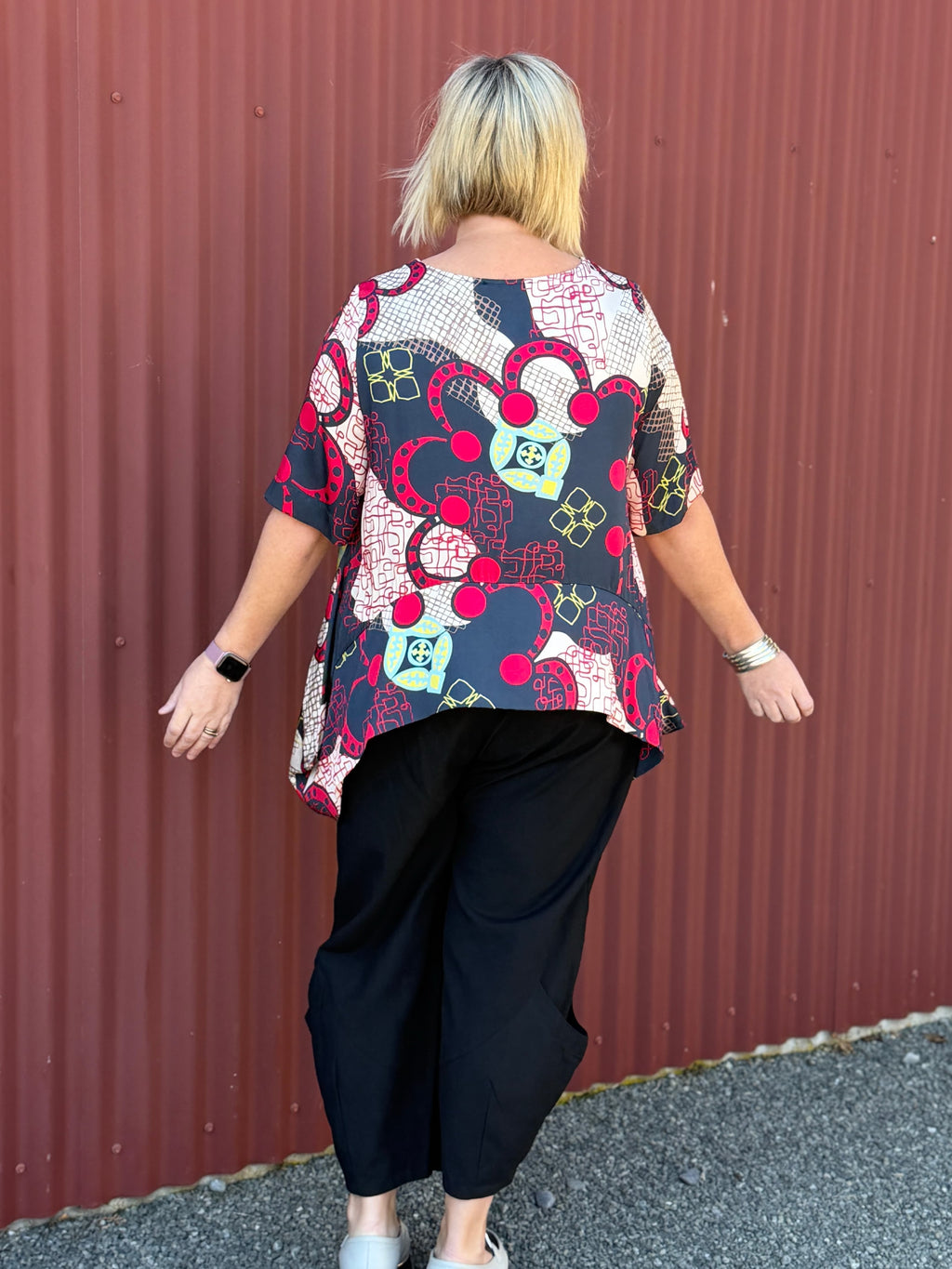 The OBI Marakesh Drape Top features a vibrant print, scoop neckline, elbow-length sleeves and a flowing curved hem. Crafted from 100% viscose for an easy drape.