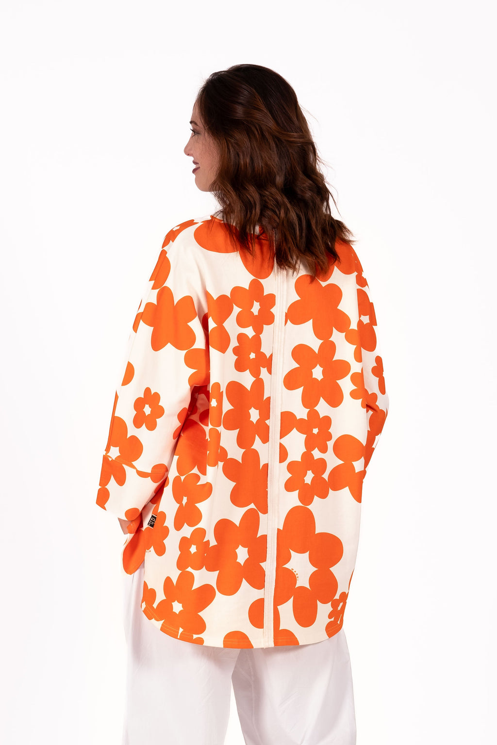 Relaxed and effortlessly cool with an oversized cocoon silhouette Sweatshirt by Deeanne Hobbs . 