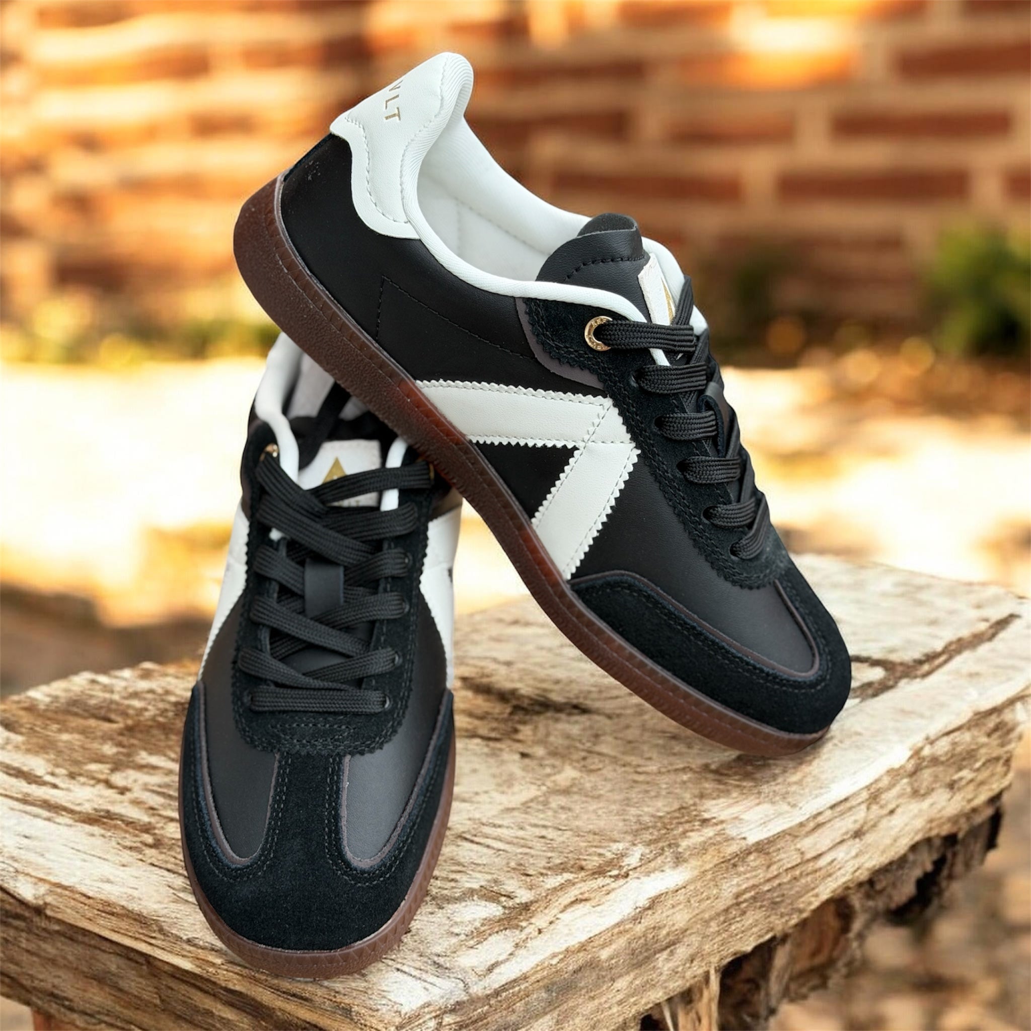 Elite Classic - Black/White Dk Gum