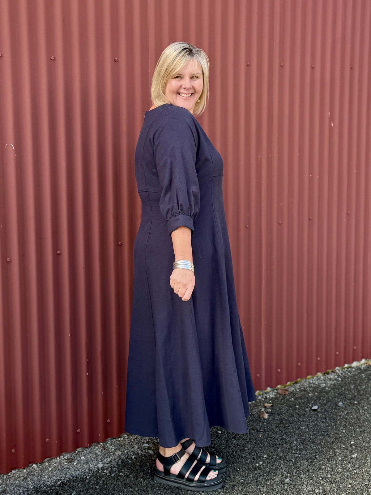 The OBI Tussie Mussie Shift Dress features a flattering V-neck, flowing A-line shape, bishop sleeves and smart side panels. Soft linen cotton and viscose blend. Fabric :20% Linen / 30% Cotton / 50% Viscose