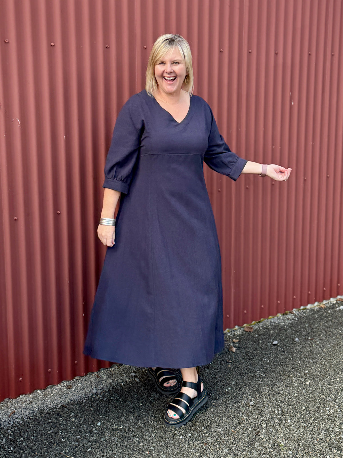 The OBI Tussie Mussie Shift Dress features a flattering V-neck, flowing A-line shape, bishop sleeves and smart side panels. Soft linen cotton and viscose blend. Fabric :20% Linen / 30% Cotton / 50% Viscose