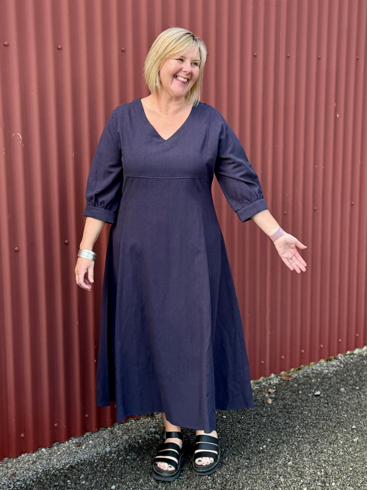 The OBI Tussie Mussie Shift Dress features a flattering V-neck, flowing A-line shape, bishop sleeves and smart side panels. Soft linen cotton and viscose blend. Fabric :20% Linen / 30% Cotton / 50% Viscose
