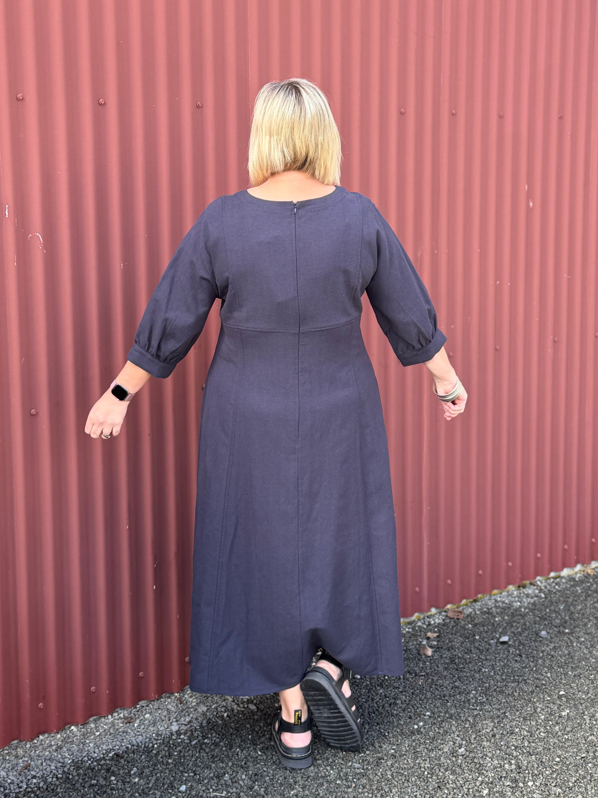 The OBI Tussie Mussie Shift Dress features a flattering V-neck, flowing A-line shape, bishop sleeves and smart side panels. Soft linen cotton and viscose blend. Fabric :20% Linen / 30% Cotton / 50% Viscose