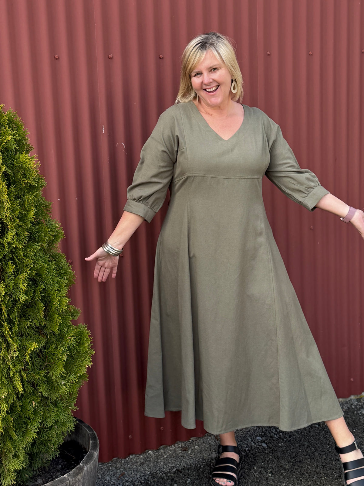 The Tussie Mussie Shift Dress is a beautifully crafted piece that blends effortless comfort with sophisticated design.  Fabric :20% Linen / 30% Cotton / 50% Viscose By OBI