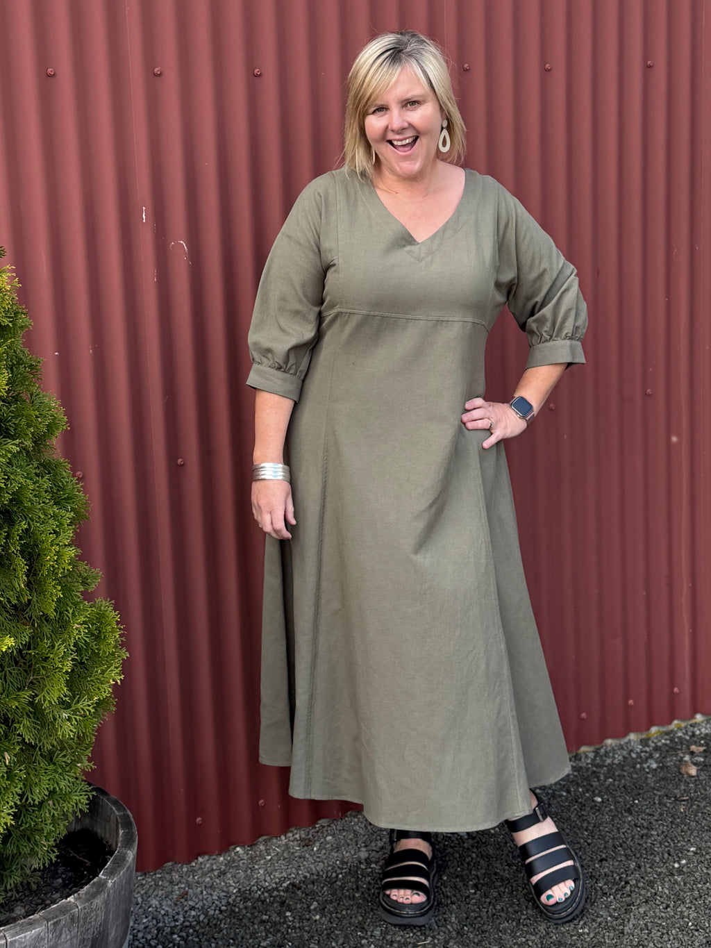 The Tussie Mussie Shift Dress is a beautifully crafted piece that blends effortless comfort with sophisticated design.  Fabric :20% Linen / 30% Cotton / 50% Viscose By OBI