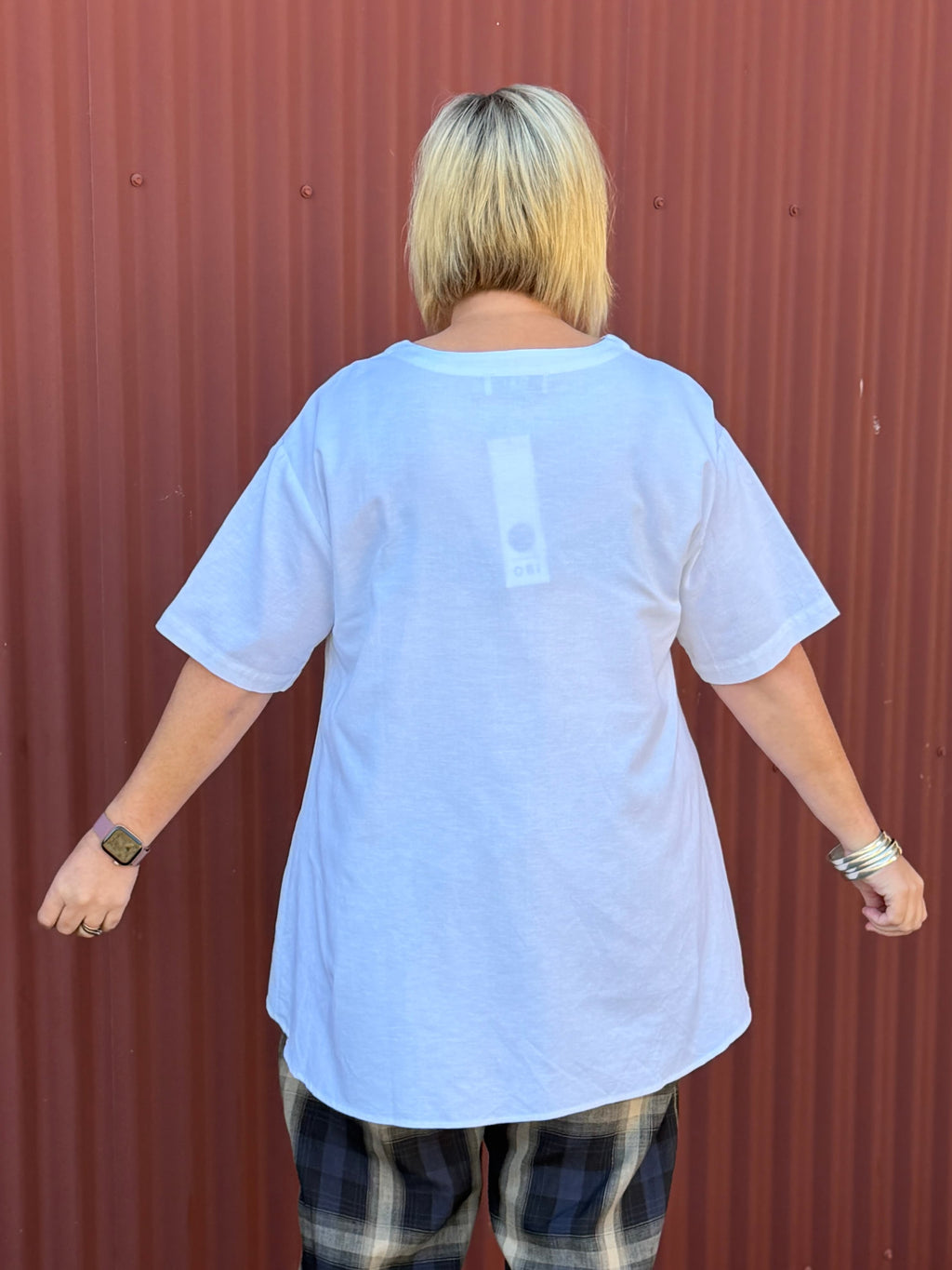 The OBI Tussie Mussie Pocket Top features a relaxed drape, flattering V-neck, asymmetric panels, contrast stitching and a longer curved back. Linen cotton blend.