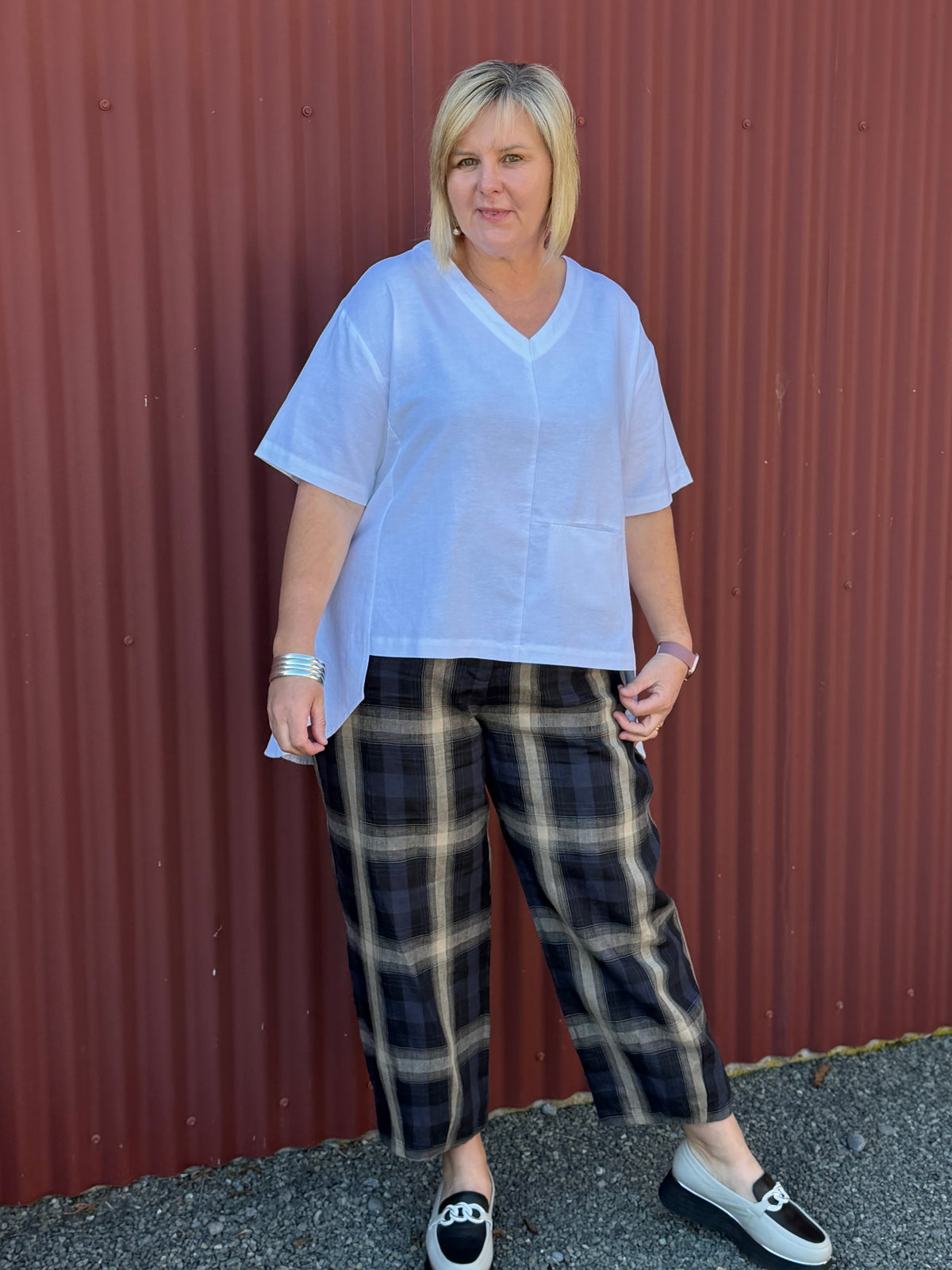 The OBI Tussie Mussie Pocket Top features a relaxed drape, flattering V-neck, asymmetric panels, contrast stitching and a longer curved back. Linen cotton blend.