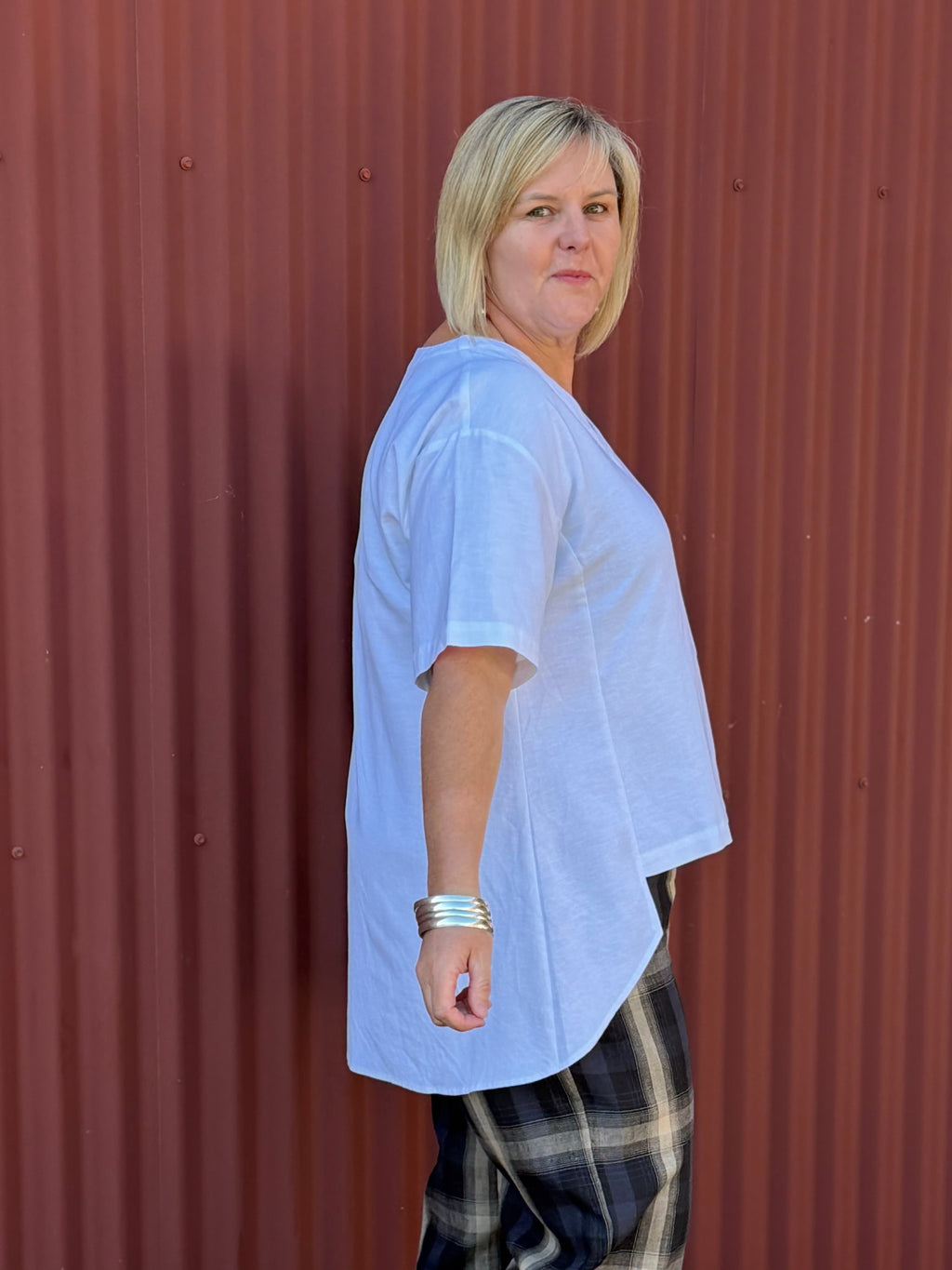The OBI Tussie Mussie Pocket Top features a relaxed drape, flattering V-neck, asymmetric panels, contrast stitching and a longer curved back. Linen cotton blend.