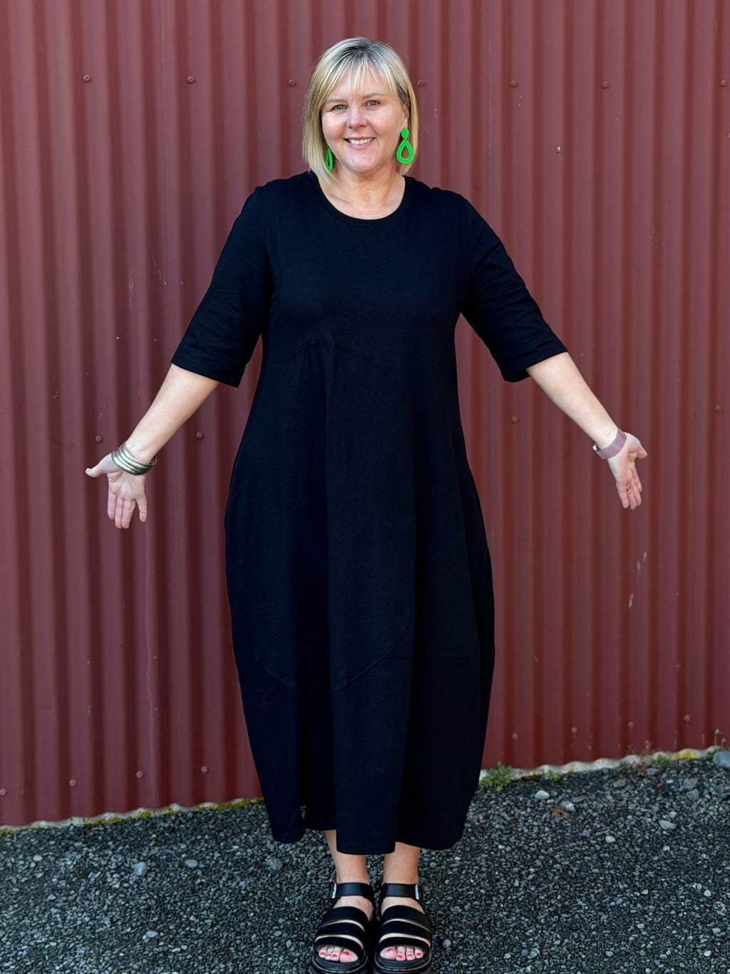 The Urban Knit Dress is made in a 100% Soft Cotton knit fabric. It has side pockets and panel detailing around the base of the dress.  Designer : Cashews Proudly made in New Zealand.