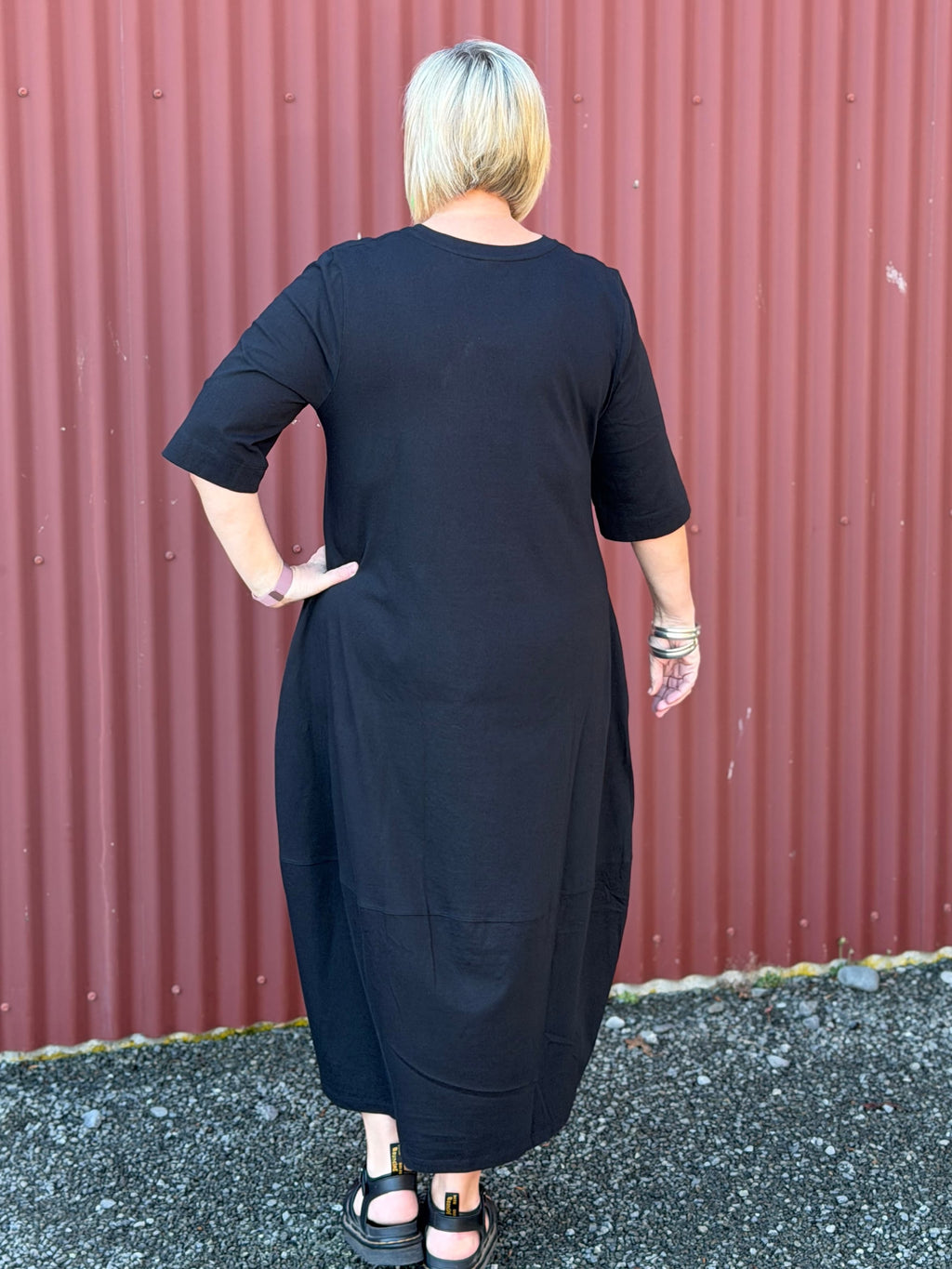 The Urban Knit Dress is made in a 100% Soft Cotton knit fabric. It has side pockets and panel detailing around the base of the dress.  Designer : Cashews Proudly made in New Zealand.