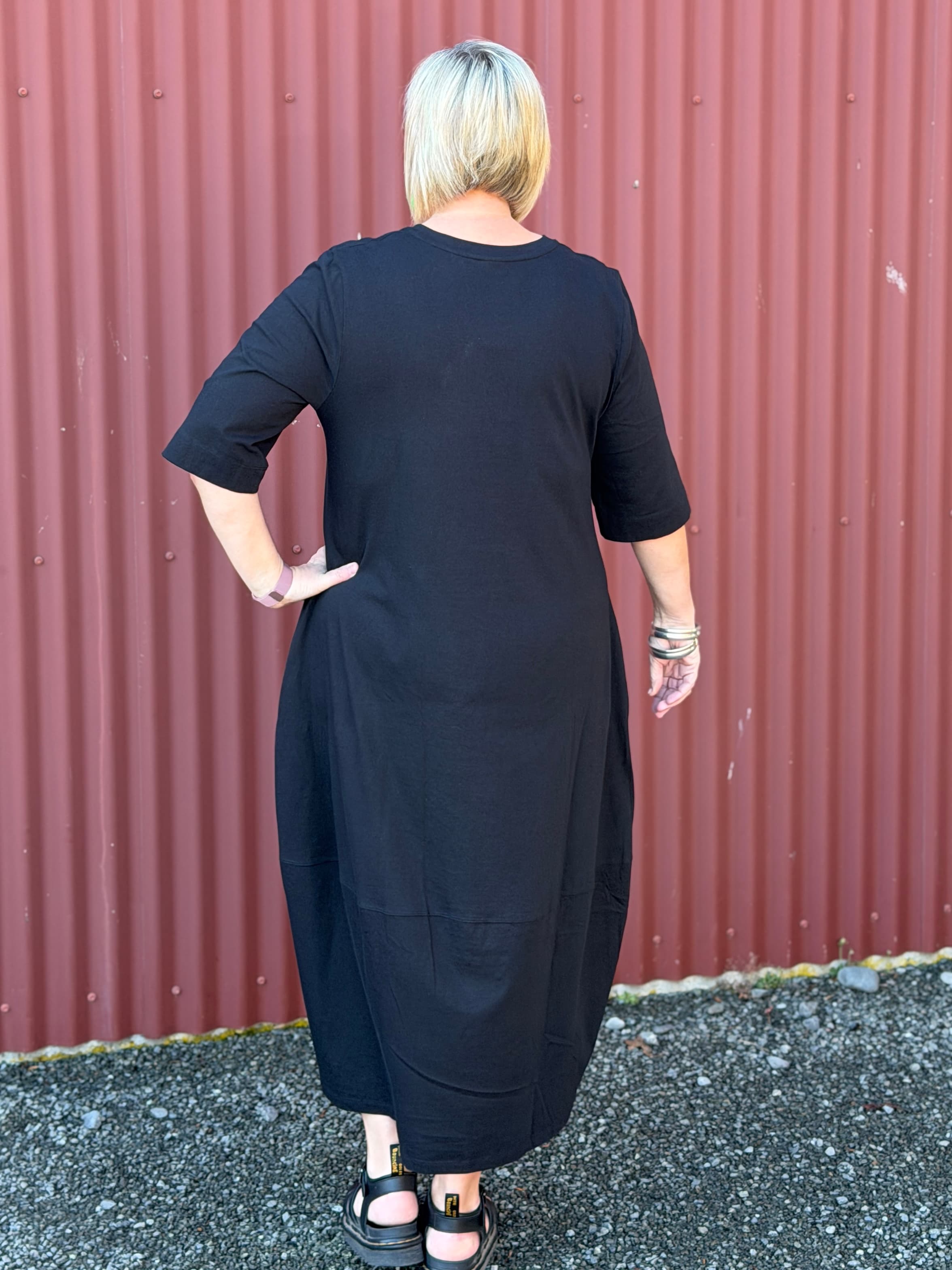The Urban Knit Dress is made in a 100% Soft Cotton knit fabric. It has side pockets and panel detailing around the base of the dress.  Designer : Cashews Proudly made in New Zealand.