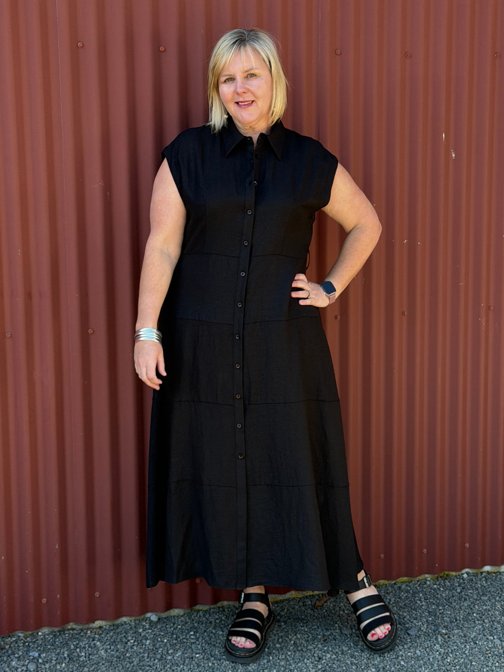 The OBI Velocity Tier Dress features a classic collar, button front, flowing A-line skirt, waist belt and side pockets. Crafted in a rayon, nylon and linen mix.