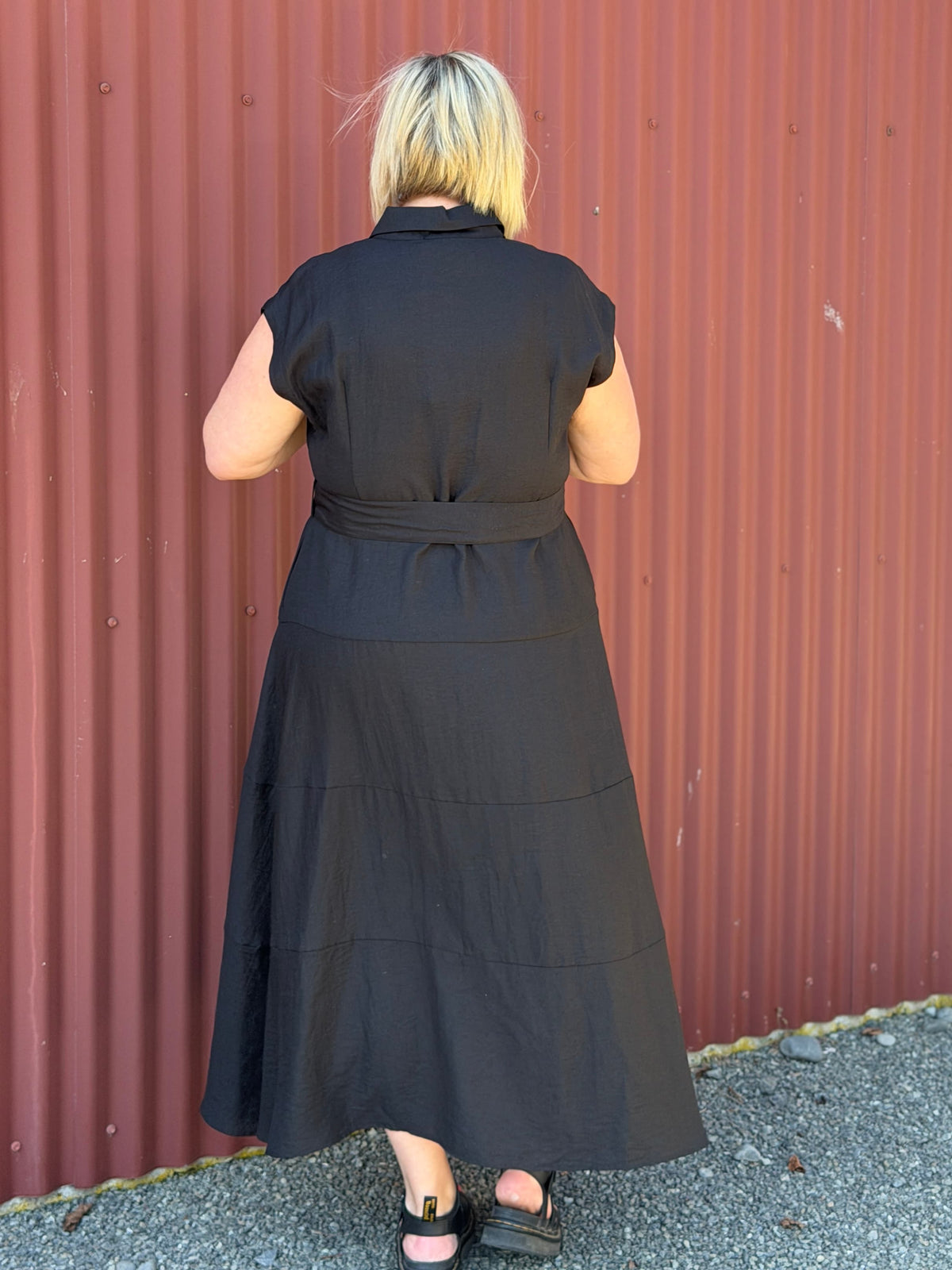 The OBI Velocity Tier Dress features a classic collar, button front, flowing A-line skirt, waist belt and side pockets. Crafted in a rayon, nylon and linen mix.